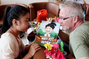 Tâm sự của cô bé nghèo sau cuộc gặp với nhà báo Đức