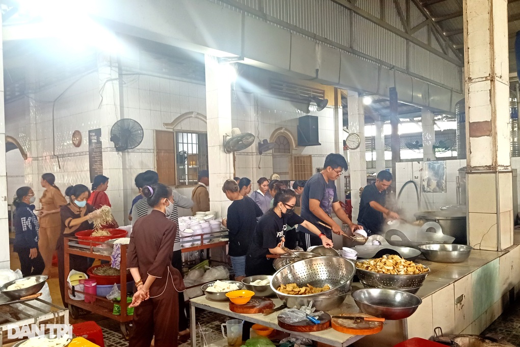 Du khách nườm nượp đổ về ngôi chùa cảnh đẹp như chốn thần tiên ở Bạc Liêu - 7 Du khách nườm nượp đổ về ngôi chùa cảnh đẹp như chốn thần tiên ở Bạc Liêu - 7