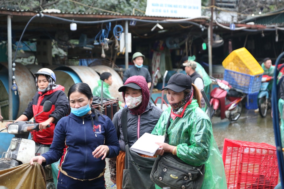 Mưu sinh trong giá rét giữa chợ cá lớn nhất Thủ đô - 13