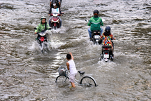 Nước tràn khắp ngõ hẻm TPHCM do đỉnh triều cuối tuần