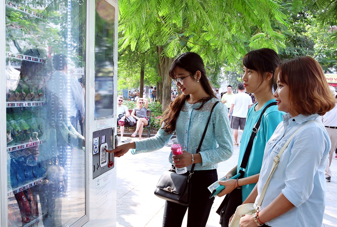 Hà Nội lắp hàng loạt máy bán hàng tự động để giảm hàng rong - 2