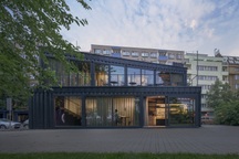 Quán cà phê dựng từ container tái chế, không gian thiết kế đẹp bất ngờ