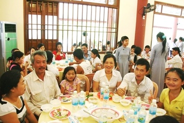 12.000 suất cơm chay tiếp sức sĩ tử