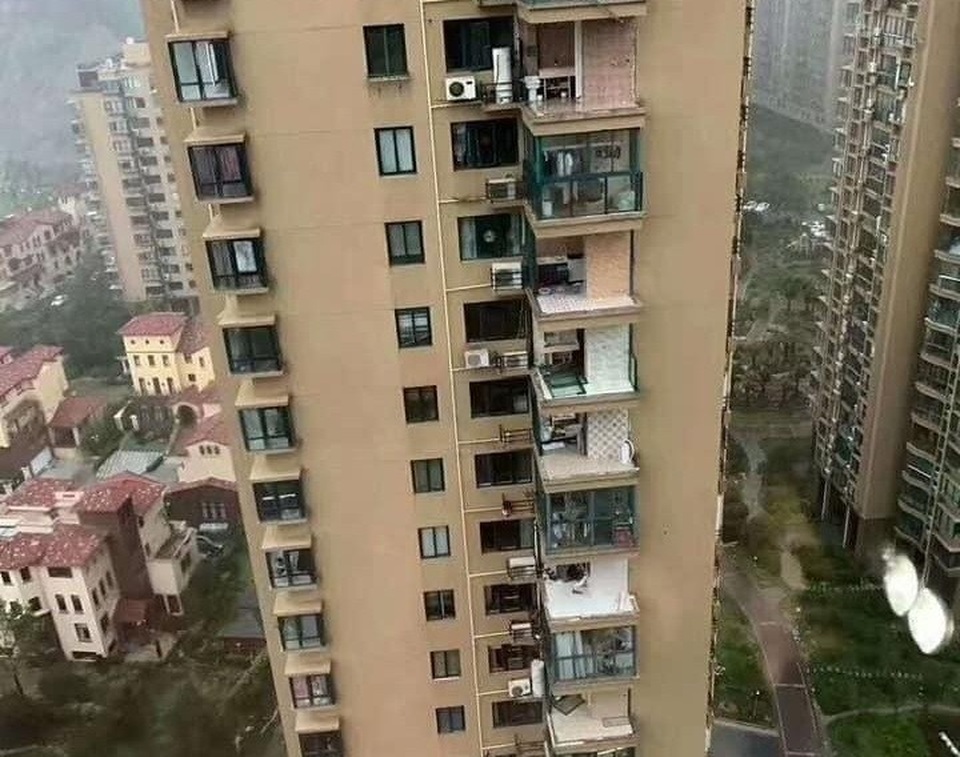 Chung cư cao cấp ở Trung Quốc bị bão thổi bay ban công, máy giặt - 2 Chung cư cao cấp ở Trung Quốc bị bão thổi bay ban công, máy giặt - 2