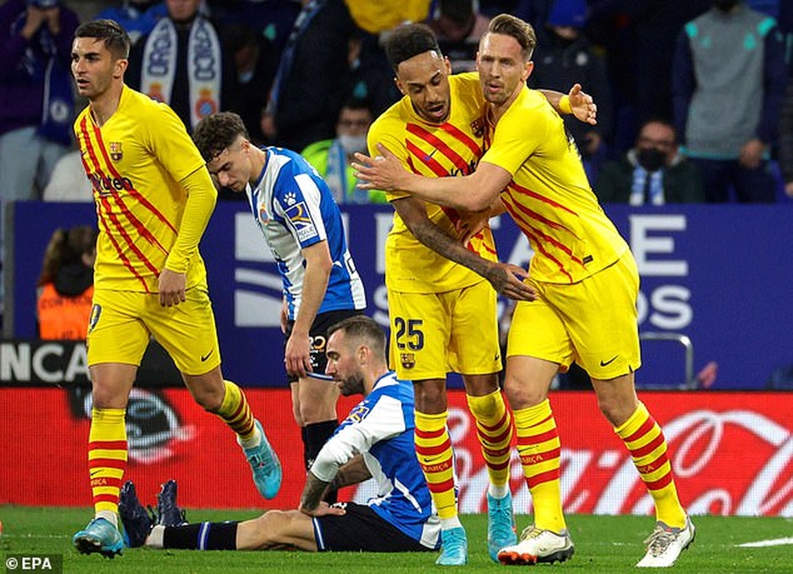 Pique bị thẻ đỏ, Barcelona hòa may mắn Espanyol và trở lại top 4 La Liga - 7 Pique bị thẻ đỏ, Barcelona hòa may mắn Espanyol và trở lại top 4 La Liga - 7
