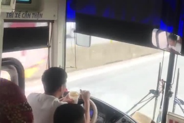 Thót tim cảnh tài xế xe giường nằm vừa lái vừa ăn mì tôm.