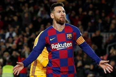 Sút phạt tuyệt đỉnh, Messi cân bằng kỷ lục của C.Ronaldo