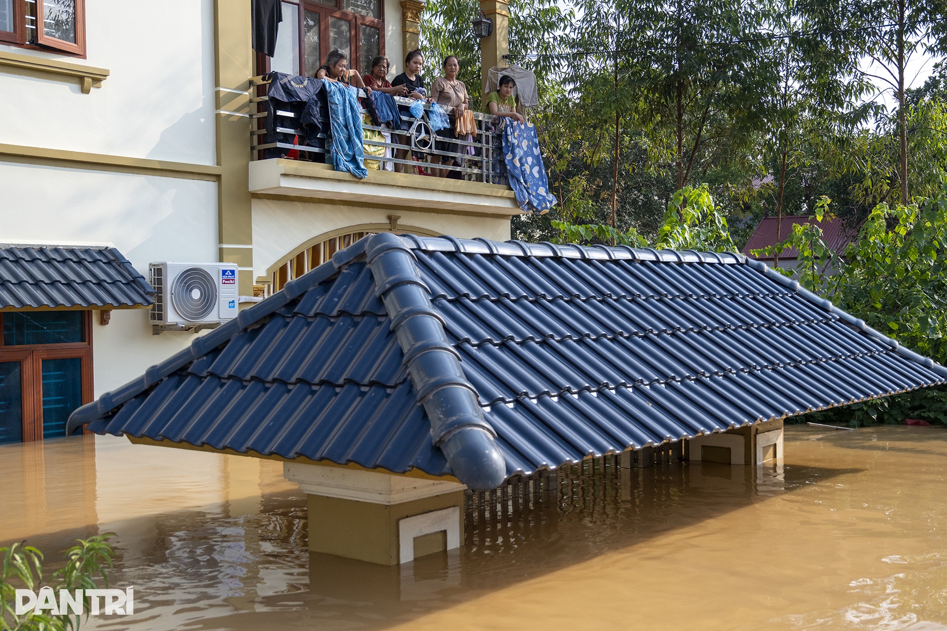 Vượt lũ cao ngang mái nhà cứu trợ dân trong trận lụt lịch sử ở Bắc Ninh - 6 Vượt lũ cao ngang mái nhà cứu trợ dân trong trận lụt lịch sử ở Bắc Ninh - 6