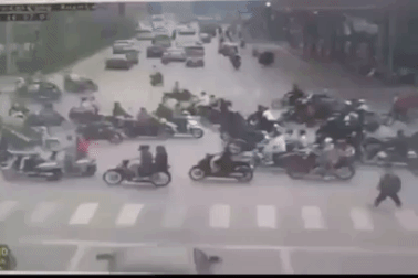 Vụ ô tô tông 17 xe máy tại Hà Nội: 20 nạn nhân phải đi cấp cứu