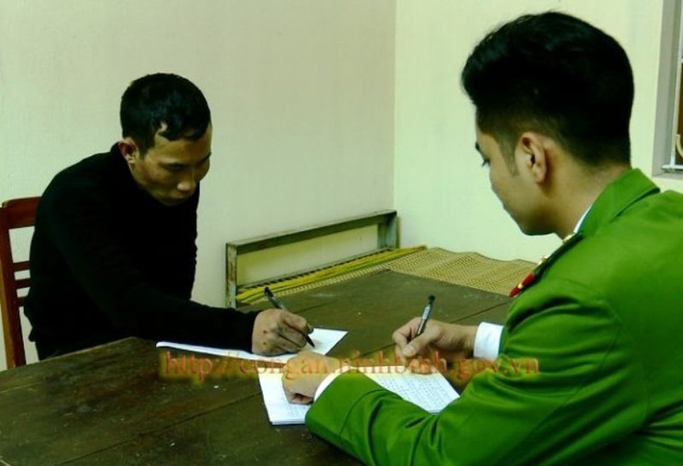 Hai thanh niên trộm xe SH, rút dao đâm công an - 1 Hai thanh niên trộm xe SH, rút dao đâm công an - 1