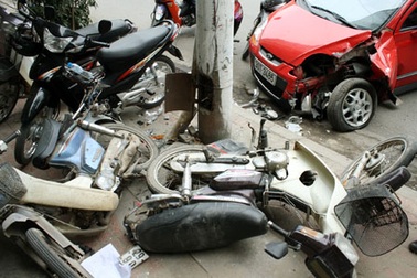 Xe Matiz mất lái, đâm nát 2 xe máy
