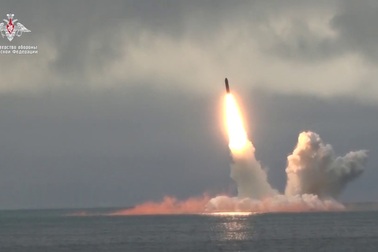 Tàu ngầm “quái vật biển” của Nga khai hỏa siêu tên lửa Bulava