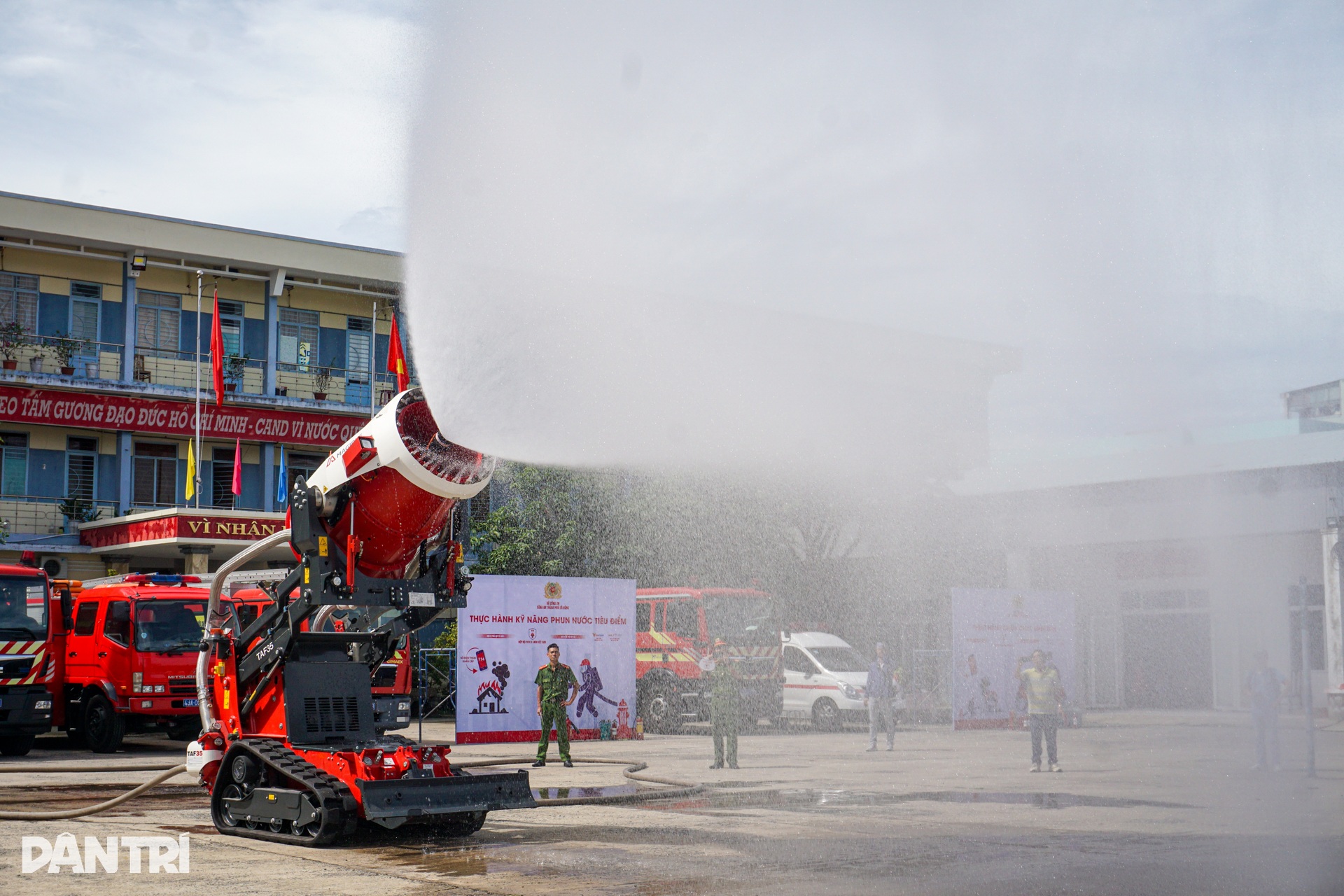 Bật tường, đu dây thoát hiểm trong đám cháy mới thấy cứu nạn không hề dễ - 8 Bật tường, đu dây thoát hiểm trong đám cháy mới thấy cứu nạn không hề dễ - 8