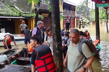 Hội An lũ chồng lũ, người dân vất vả chạy lụt