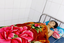 Con trai dùng dao đâm mẹ rồi tự tử