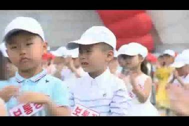 Trẻ em Triều Tiên chơi phóng mô hình tên lửa trong ngày Quốc tế Thiếu nhi