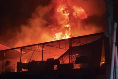 Cháy lớn thiêu rụi xưởng nhựa ở cụm công nghiệp Yên Đồng