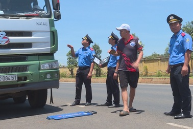 Xử lý xe quá tải, thanh tra giao thông bị nhiều thanh niên lạ mặt “vây”
