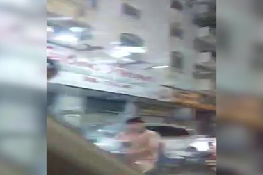 Người đàn ông đập phá xe taxi trên đường ở TPHCM