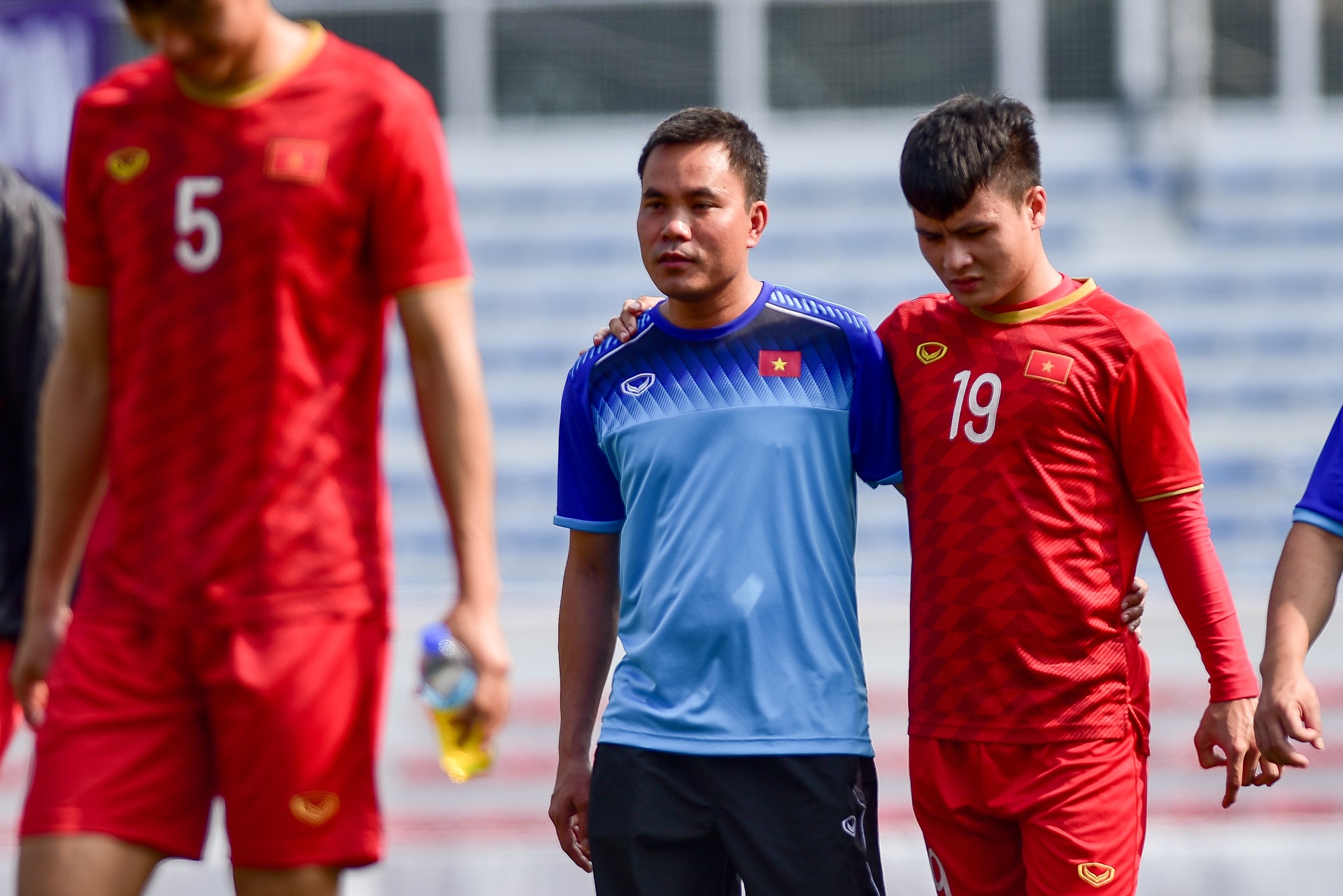 Quang Hải vẫn ra sân tập, HLV Park Hang Seo dặn dò riêng Thanh Thịnh - 8