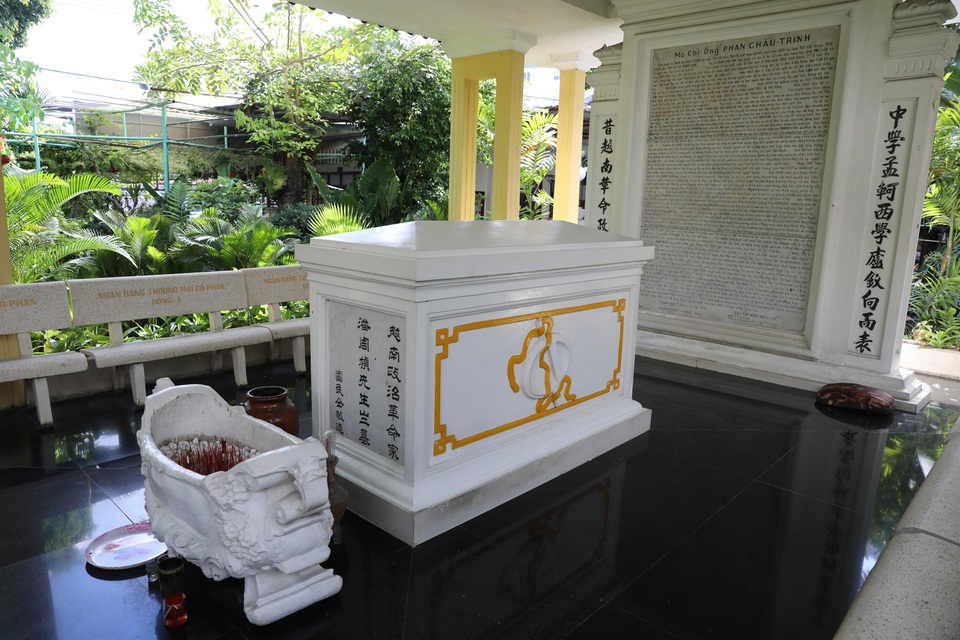 Lăng mộ cụ Phan Châu Trinh.jpg Lăng mộ cụ Phan Châu Trinh.jpg
