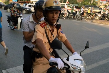 Nhiều thí sinh được CSGT Hà Nội giúp đến trường thi kịp giờ