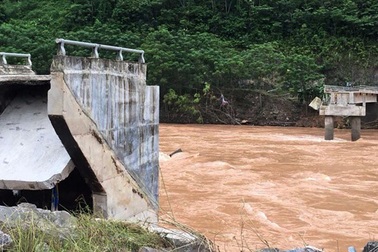 Cầu bị cuốn trôi do thuỷ điện buộc phải xả lũ kỷ lục