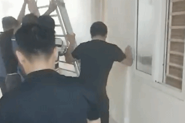 Khói bốc nghi ngút từ căn hộ chung cư, hàng trăm người tháo chạy