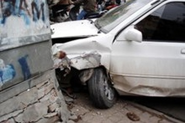 Hà Nội: Xe hơi mất phanh húc đổ hộp cáp điện