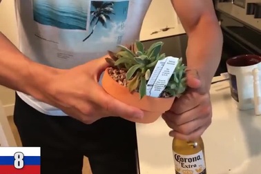 Người đàn ông thể hiện kỹ năng mở nắp chai bia bằng mọi thứ