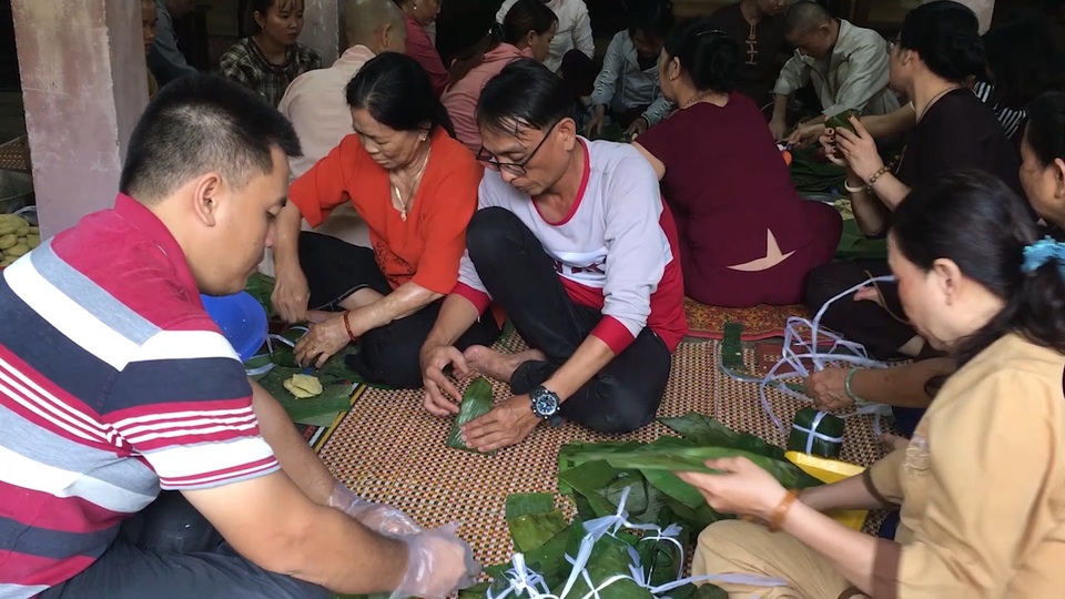 Những đôi tay lóng ngóng gói bánh tặng đồng bào vùng lũ - 3 Những đôi tay lóng ngóng gói bánh tặng đồng bào vùng lũ - 3