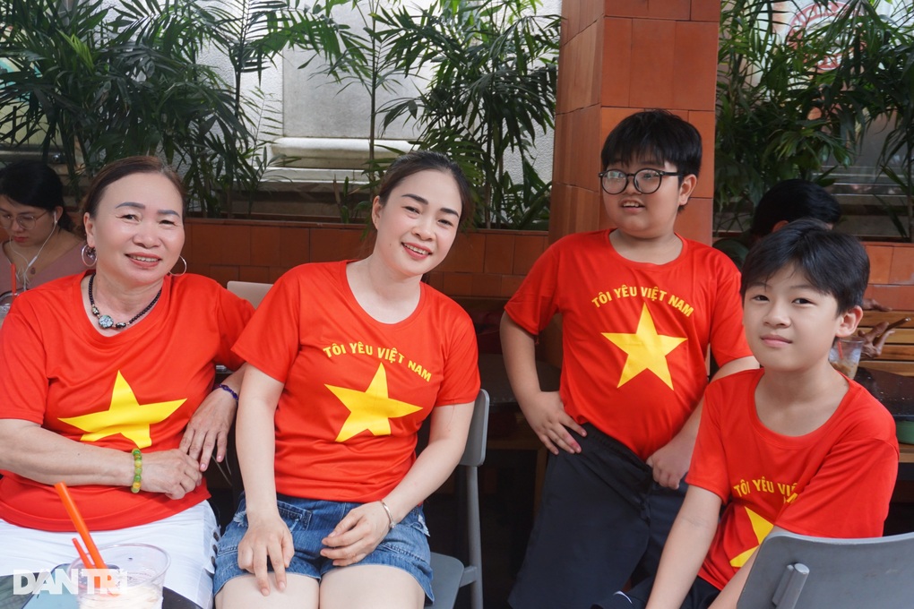 Hàng ngàn người đội nắng nhiều giờ, giữ chỗ ở đường Lê Duẩn xem diễu binh - 3 Hàng ngàn người đội nắng nhiều giờ, giữ chỗ ở đường Lê Duẩn xem diễu binh - 3