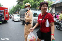 Kiệt sức sau khi chữa cháy, chiến sỹ cứu hỏa được người dân giúp đỡ