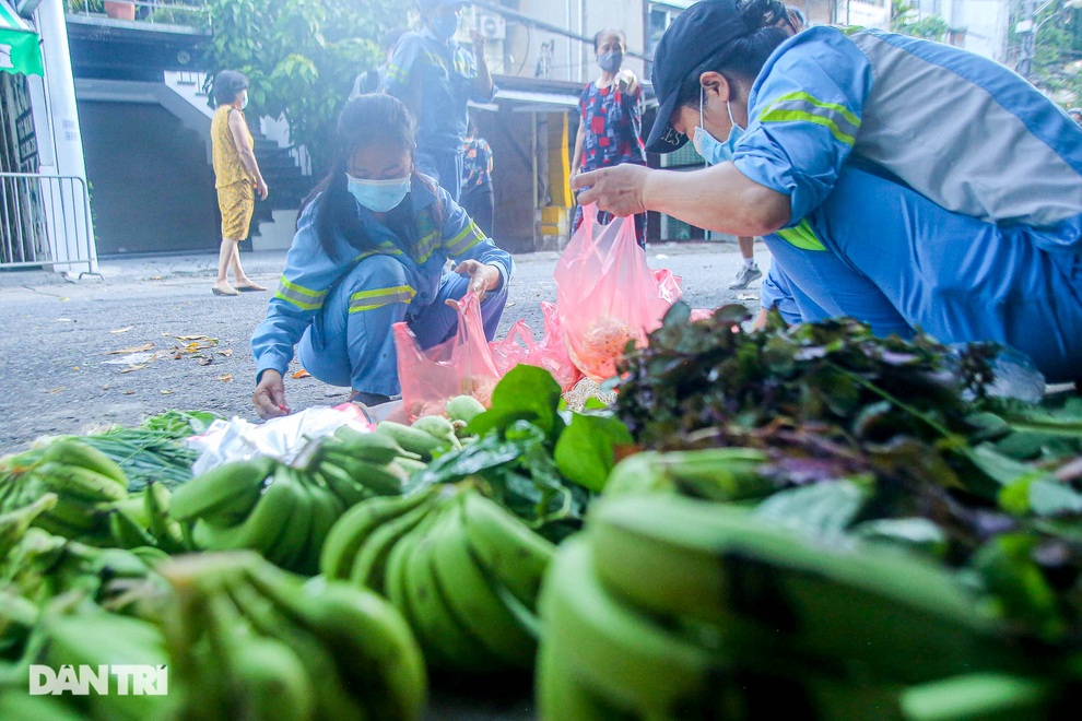 Sạp rau miễn phí của hai nữ công nhân môi trường Hà Nội - 10 Sạp rau miễn phí của hai nữ công nhân môi trường Hà Nội - 10