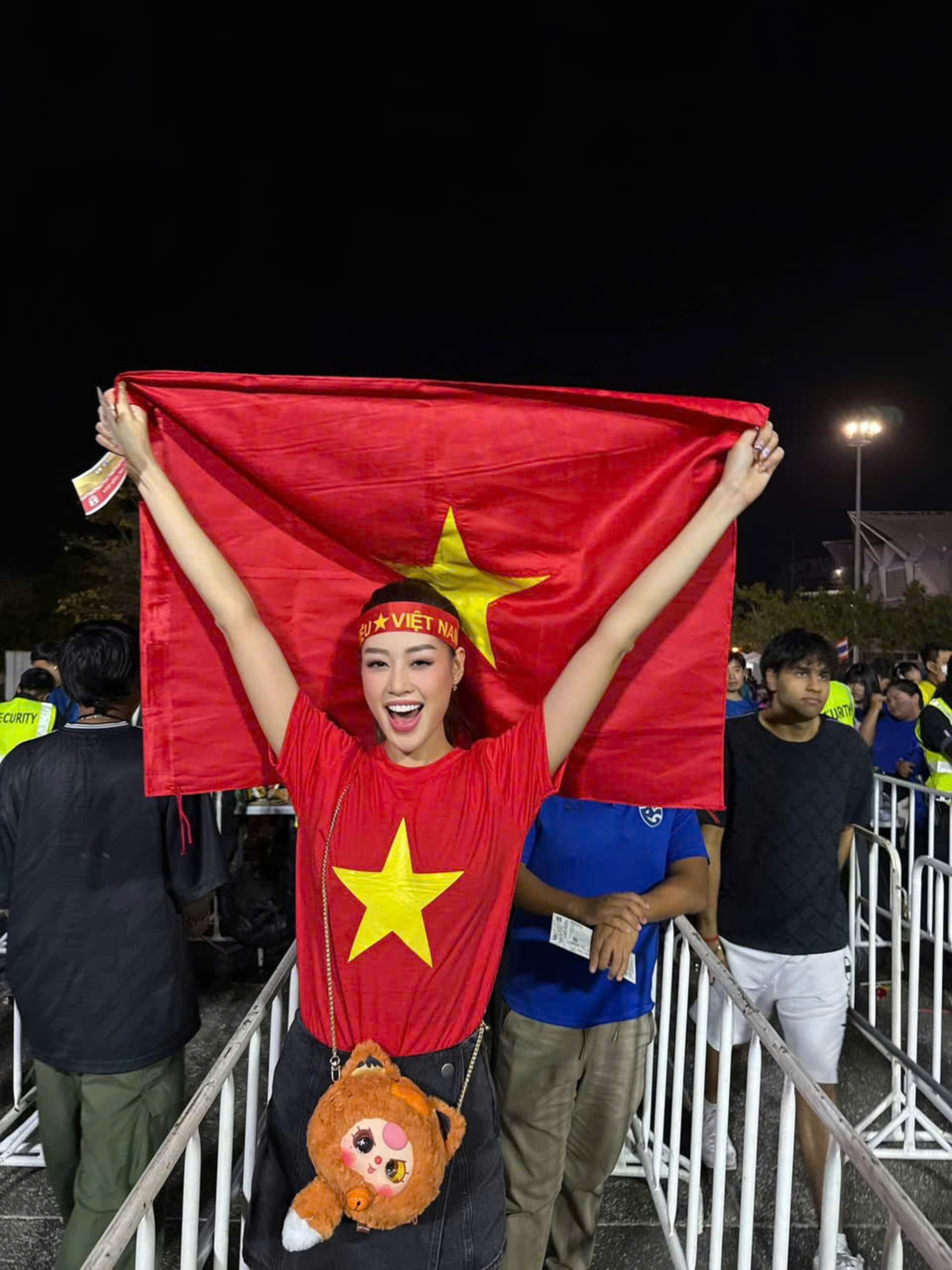 Hà Anh Tuấn, Thùy Tiên đi bão mừng đội tuyển Việt Nam vô địch AFF Cup - 6 Hà Anh Tuấn, Thùy Tiên đi bão mừng đội tuyển Việt Nam vô địch AFF Cup - 6