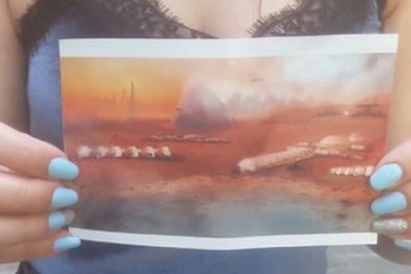 Người tự nhận lên Sao Hoả năm 3812 khoe ảnh chứng minh