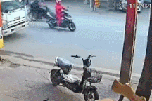 Chạy xe máy kẹp 3 lấn làn gây tai nạn, nam sinh bị tài xế đấm vào mặt