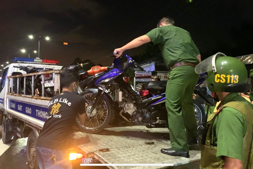 Bình Thuận: Lập rào chắn vây bắt nhóm quái xế náo loạn đường phố mùa dịch - 3 Bình Thuận: Lập rào chắn vây bắt nhóm quái xế náo loạn đường phố mùa dịch - 3