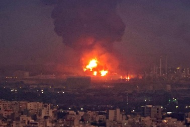 Sau tàu chiến, nhà máy lọc dầu Iran bốc cháy bí ẩn