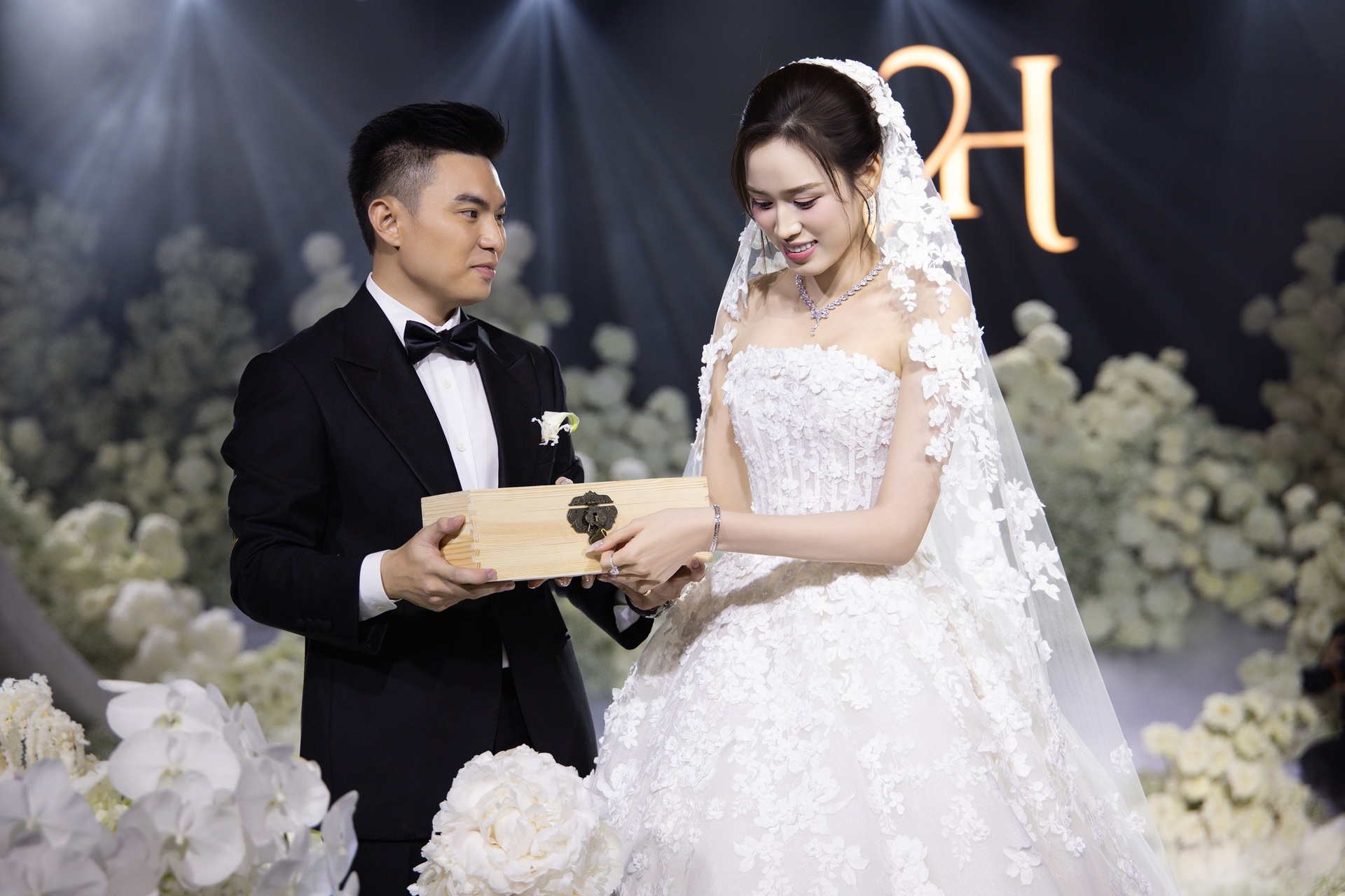 Hoa hậu Đỗ Thị Hà và chồng doanh nhân khóa môi tình tứ tại lễ cưới Hà Nội - 12