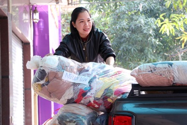 Tiểu thương đóng cửa hàng, bệnh nhân ung thư quên mệt cứu trợ vùng lũ