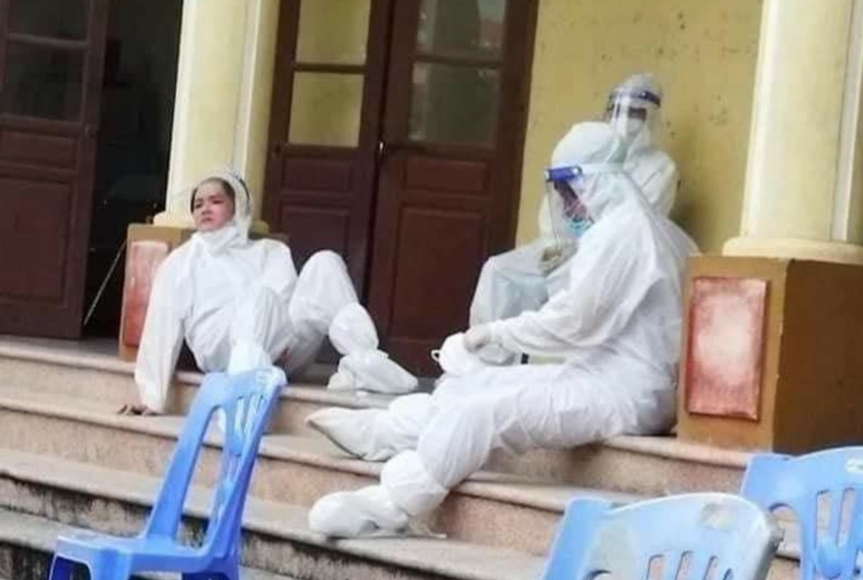Bắc Ninh: Nhân viên y tế mệt lả, ngất xỉu ở tâm dịch - 7 Bắc Ninh: Nhân viên y tế mệt lả, ngất xỉu ở tâm dịch - 7