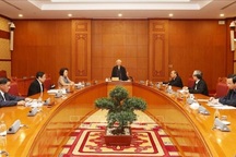 Bộ Chính trị kêu gọi toàn quốc đoàn kết một lòng trong cuộc chiến Covid-19