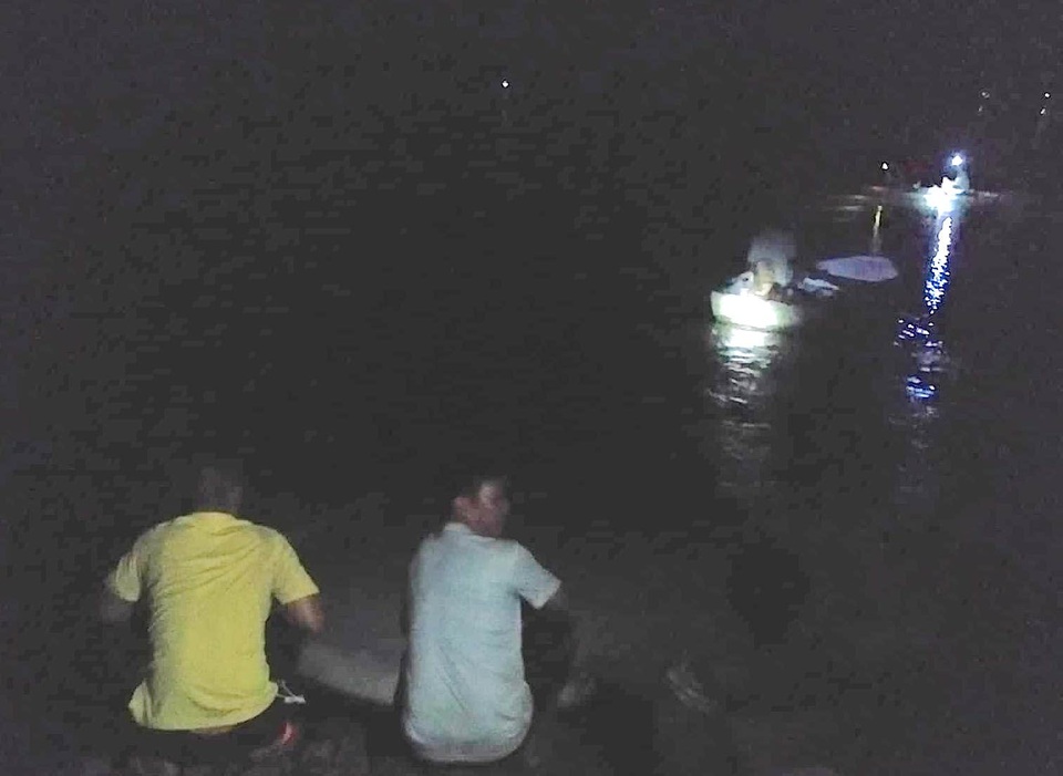 3 người trong một gia đình chết đuối trên sông Lam - 1 3 người trong một gia đình chết đuối trên sông Lam - 1