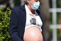 Nữ diễn viên 46 tuổi khoe bụng bầu trên phố