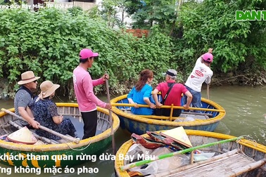 Khách không mặc áo phao khi đi thuyền thúng tham quan rừng dừa Bảy Mẫu