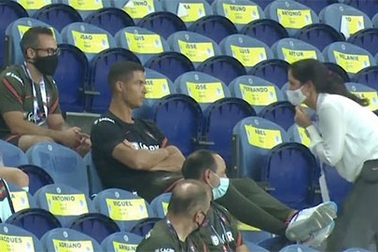 Không đeo khẩu trang, C.Ronaldo bị nhắc nhở