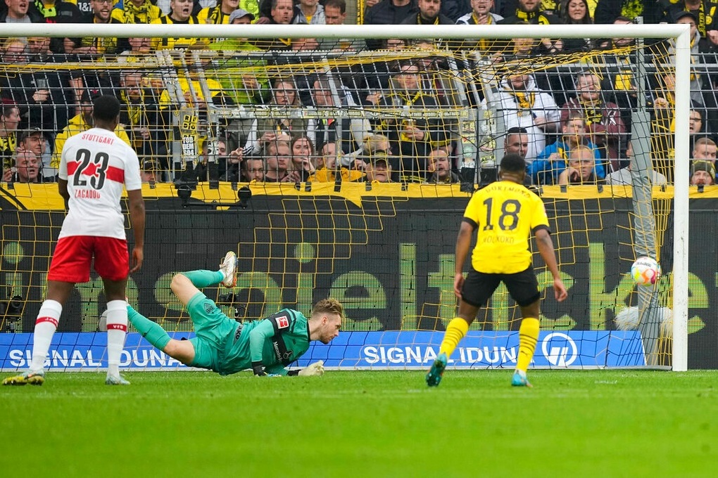 Bayern Munich áp sát ngôi đầu Bundesliga, Dortmund thắng đậm Stuttgart - 8 Bayern Munich áp sát ngôi đầu Bundesliga, Dortmund thắng đậm Stuttgart - 8