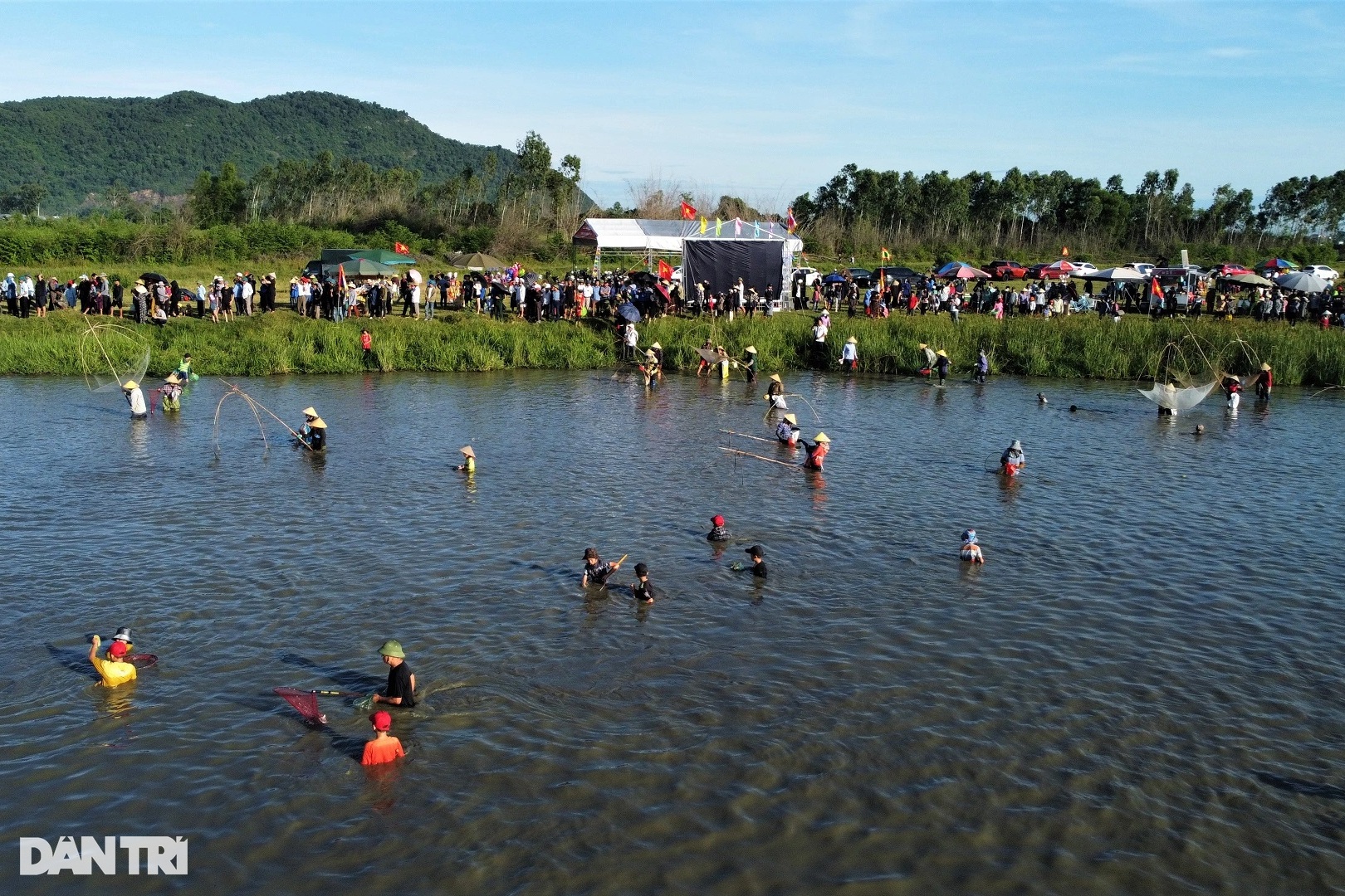 Hàng trăm người hò reo đánh bắt cá tại lễ hội hơn 300 năm tuổi - 11