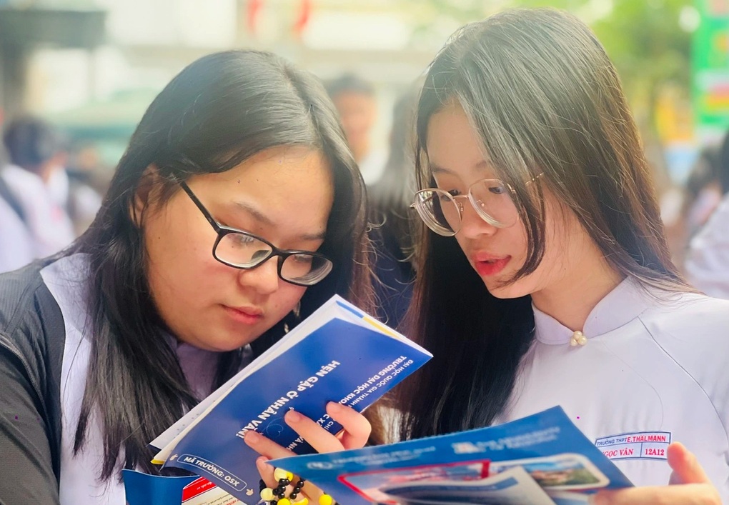 รับสมัครปี 2569 มหาวิทยาลัยหลายแห่งยังคง “เข้มงวด” บันทึกผลการเรียน - 2 Tuyển sinh 2026, nhiều trường đại học tiếp tục “siết” điểm học bạ - 2